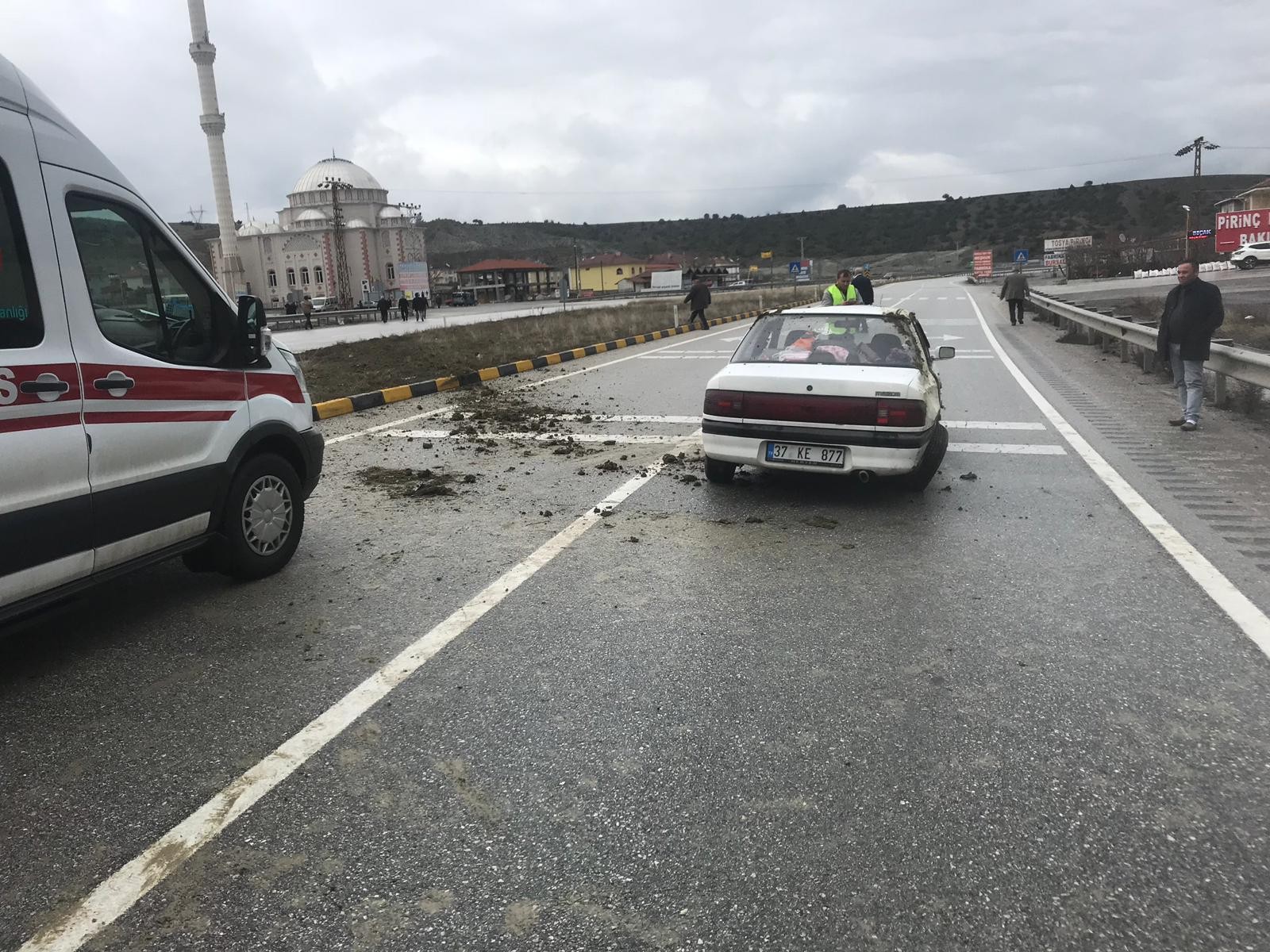 Otomobil bariyerlere çarptı: 1 yaralı