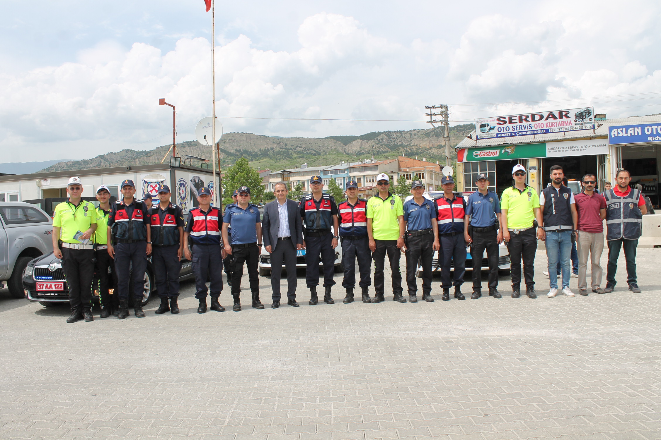 Tosya Kaymakamı Deniz Pişkin Karnemi Dolduruyorum Trafiğe Güvenle Çıkıyorum Uygulamasına Eşlik Etti