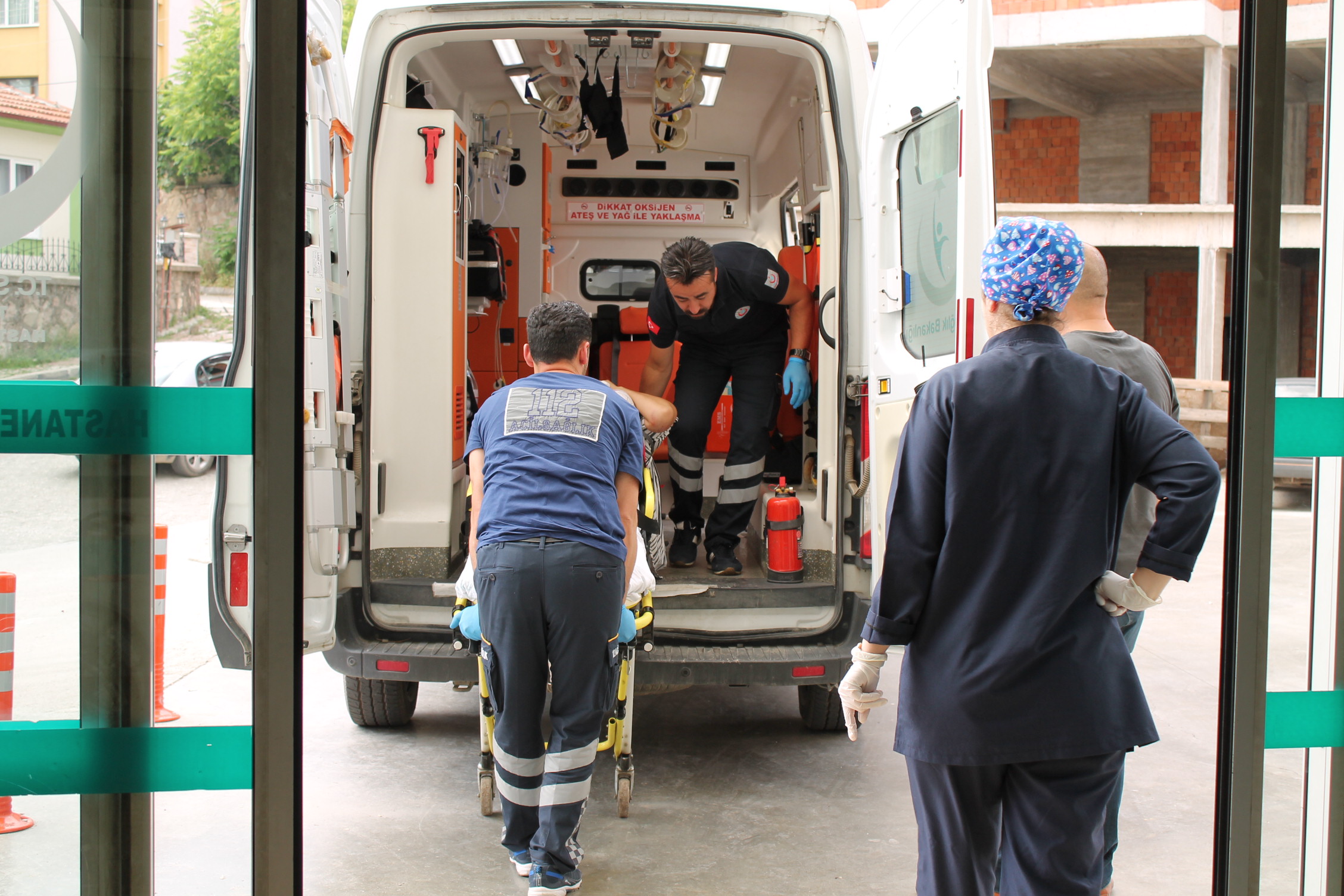 Tosya’da ağaçtan düşen kişi yaralandı