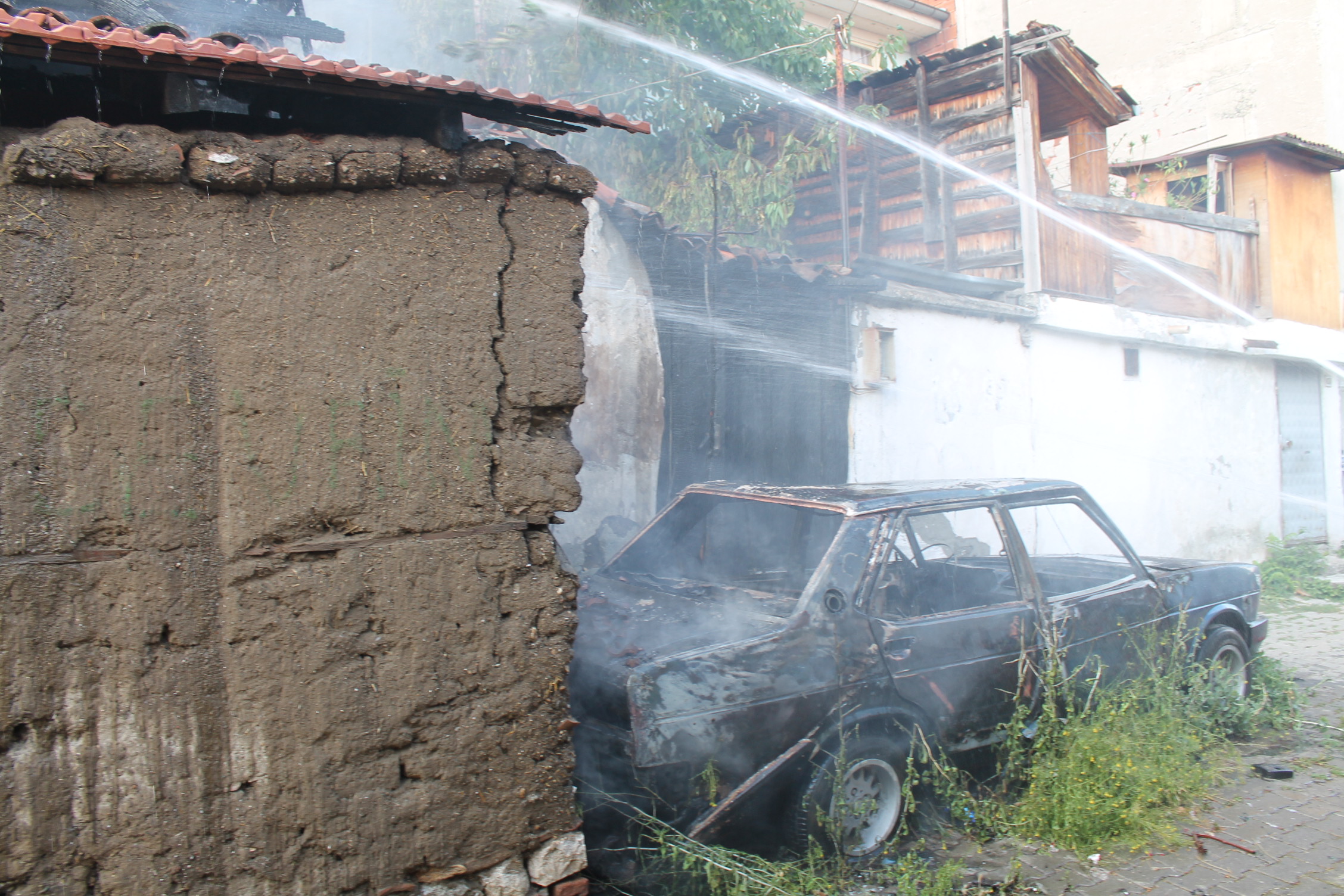 Tosya’da araç yangını eve sıçradı