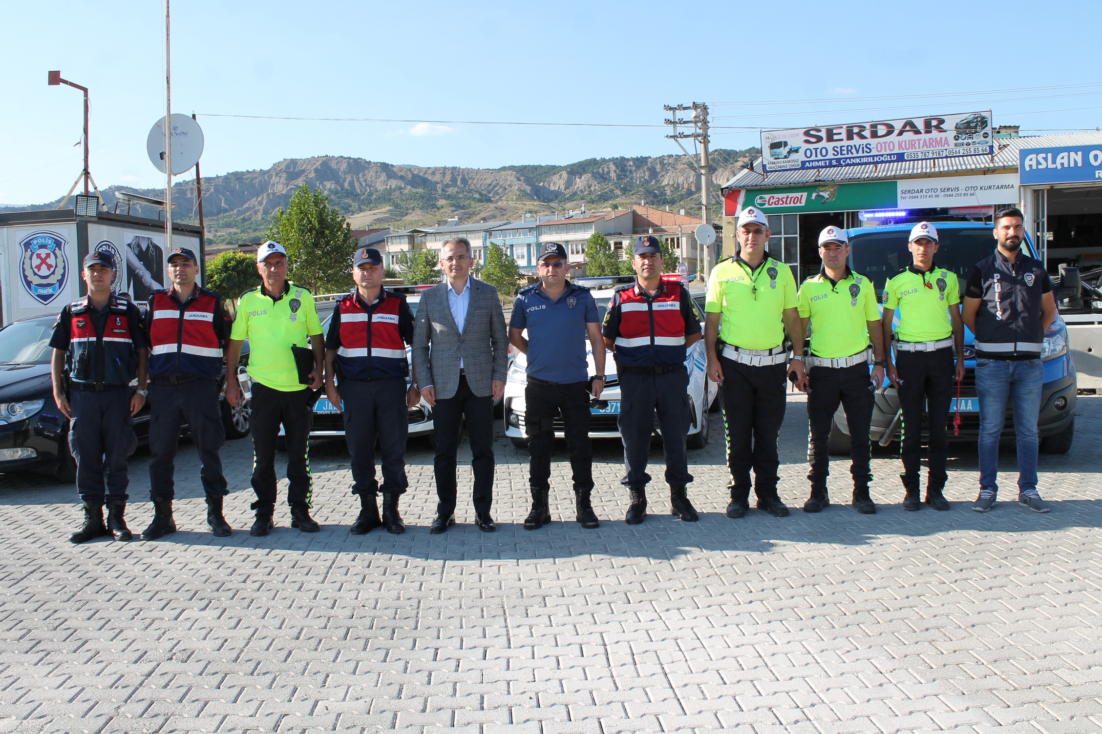 Tosya Kaymakamı D-100 Karayolunda sürücülere lokum ikram etti