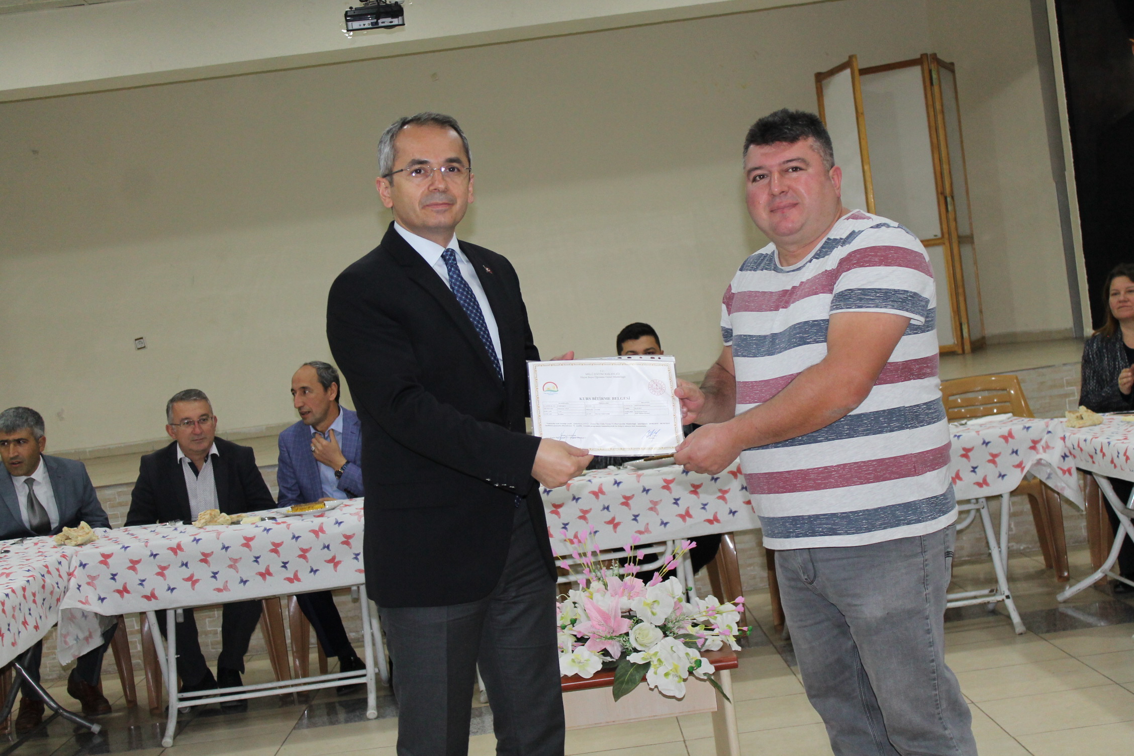 Arıcılık kursu sertifikalarını Kaymakam Deniz Pişkin verdi