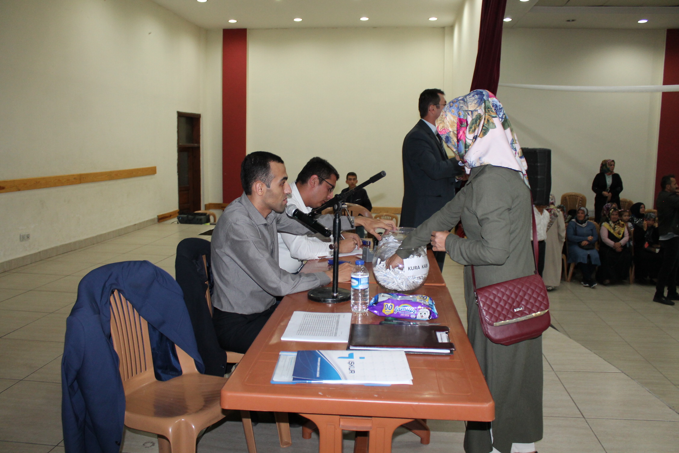 Tosya’da okullarda çalışacak 43 kişi için kuralar çekildi