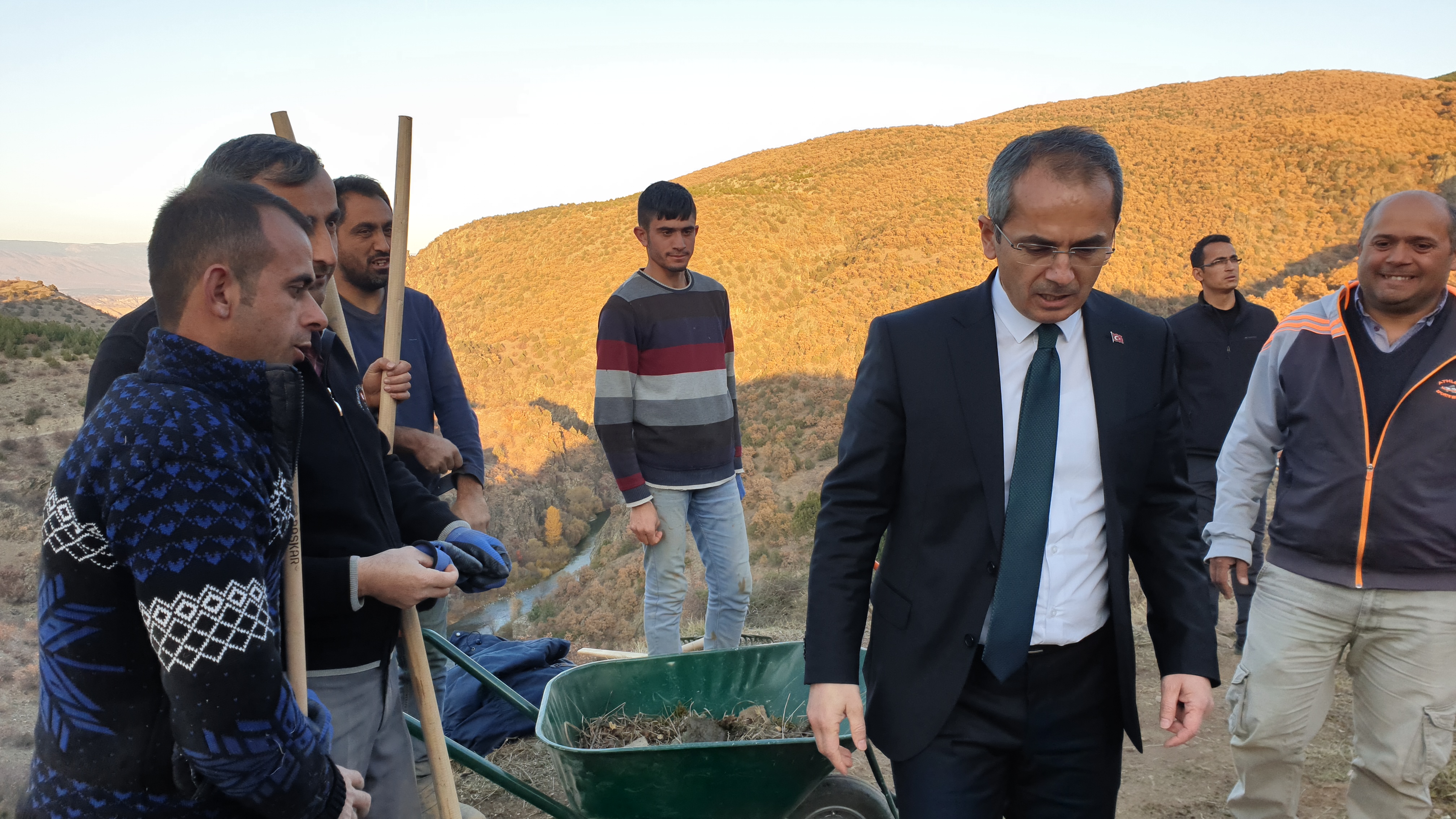 Tosya’da definecilerin talan ettiği alanda kazı çalışması