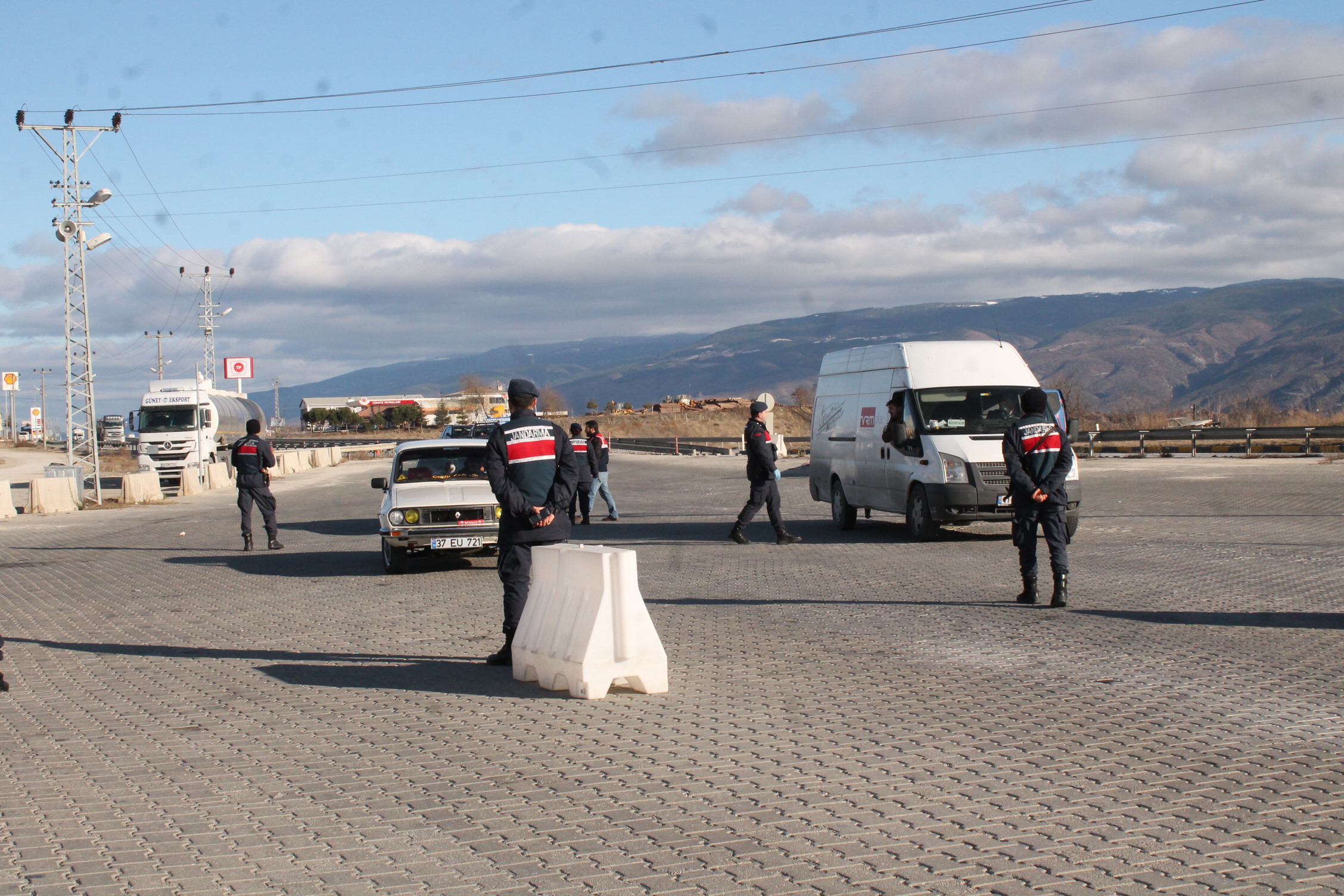 Jandarma ekiplerinden Tosya D-100’de köpekli uygulama