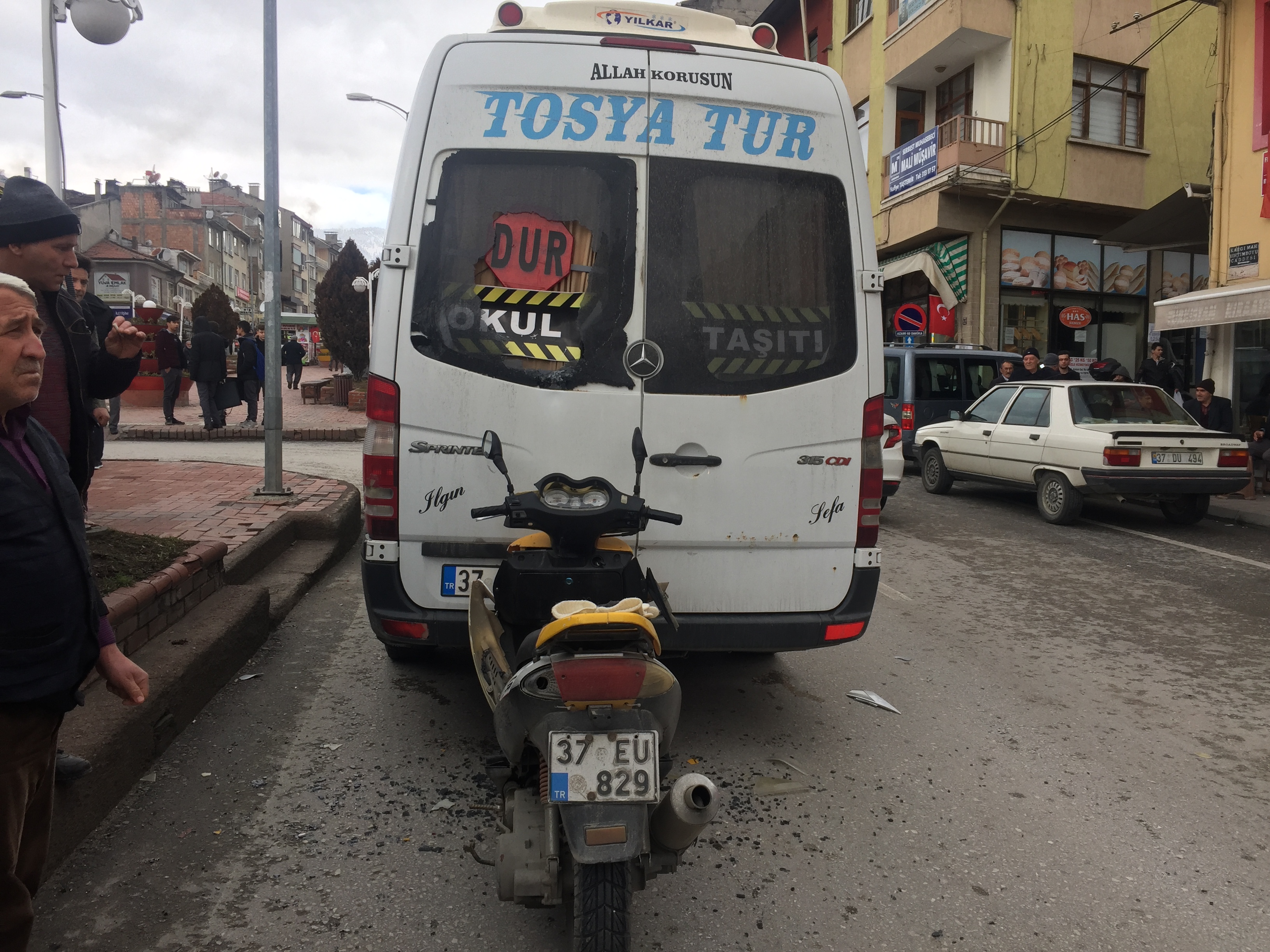 Tosya’da motosiklet minibüse çarptı, 1 yaralı