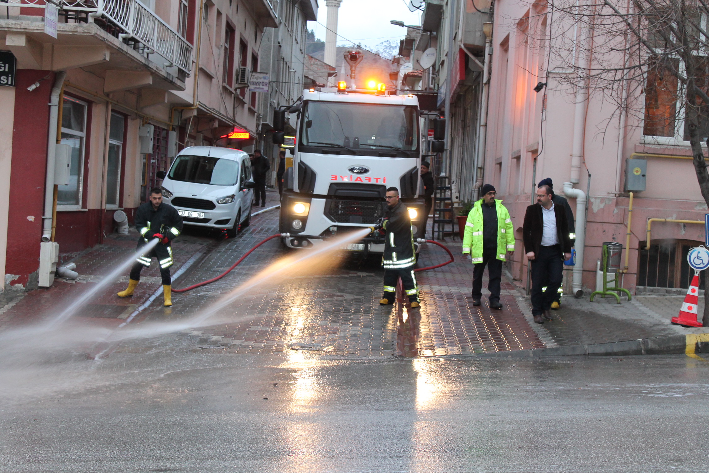 Tosya’da cadde ve sokaklar dezenfekte ediliyor