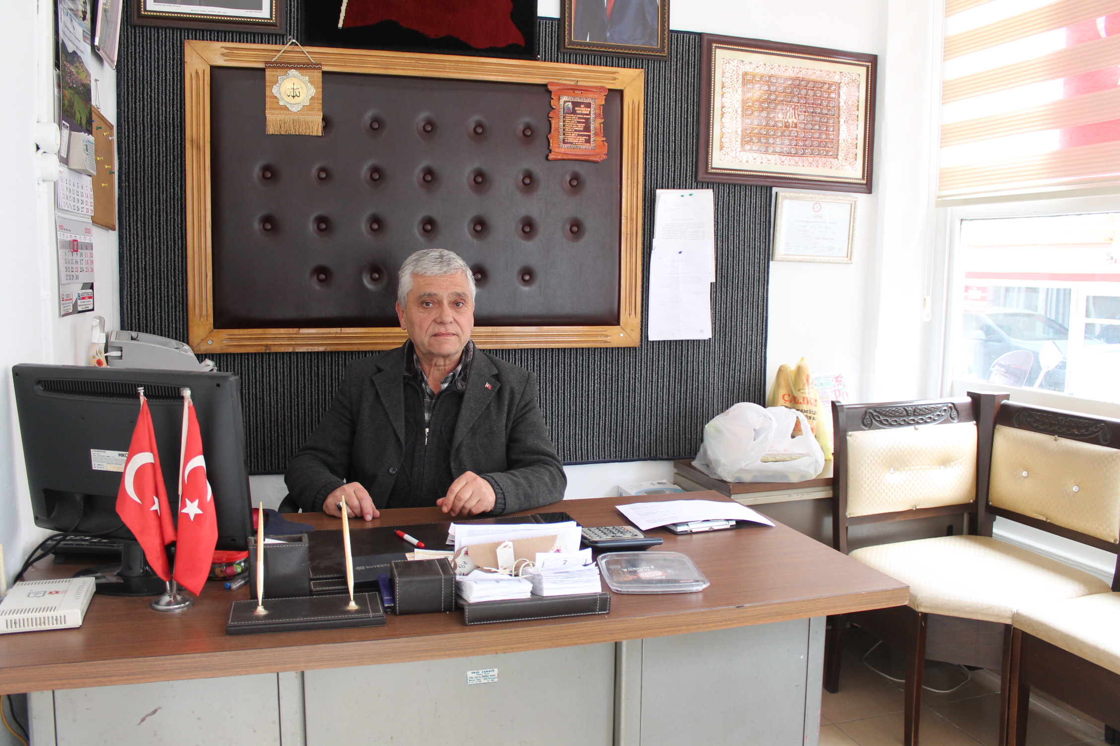 Mahalle muhtarı, mahalle sakinlerinin ihtiyaçlarına destek oluyor