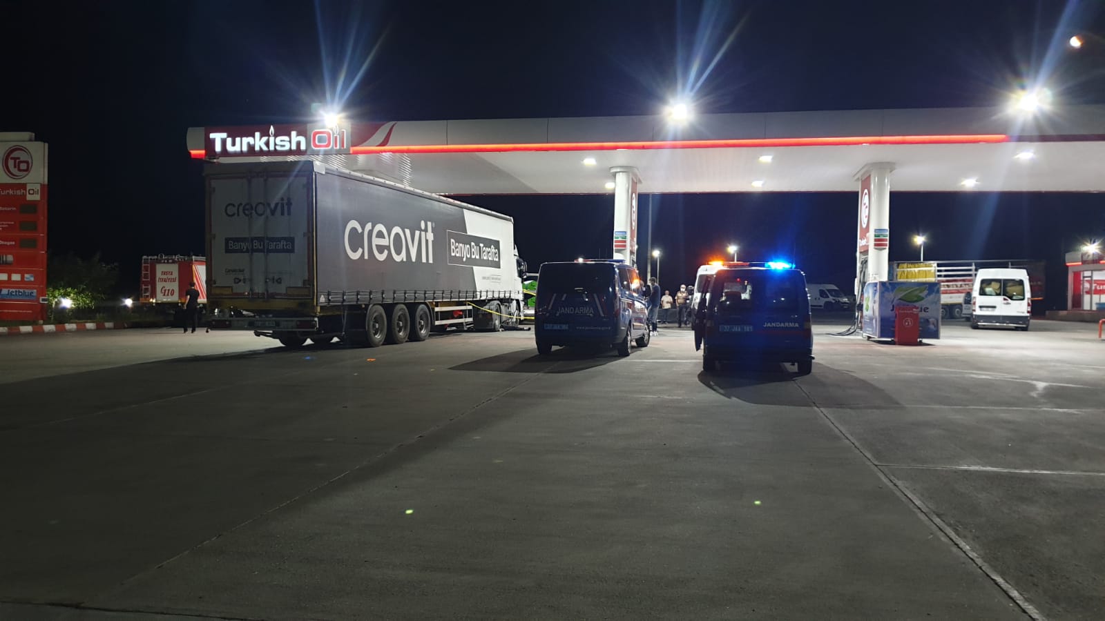 Sürücü tamir etmeye çalıştığı tırın altında can verdi