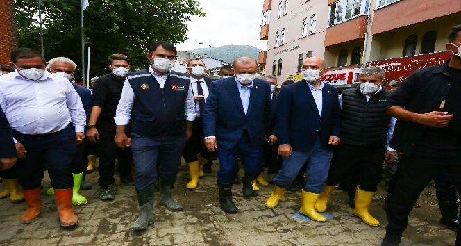 Cumhurbaşkanı Erdoğan, sel bölgesinde incelemelerde bulundu