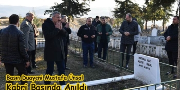 Vefatının Sene-i Devriyesinde Gazetecilerden Mustafa Ünsal’ın Kabrine Ziyaret