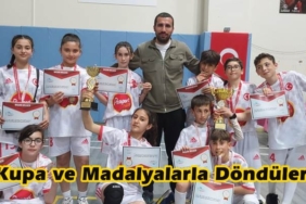 Tosya Sakarya Ortaokulu Badminton Takımı Kupa ve Madalyalarla Döndü