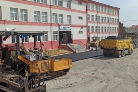 Tosya Belediyesi’nden Okulların Bahçesine Sıcak Asfalt