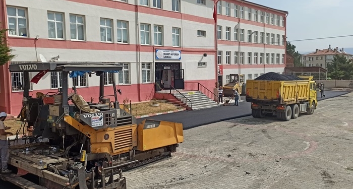 Tosya Belediyesi’nden Okulların Bahçesine Sıcak Asfalt