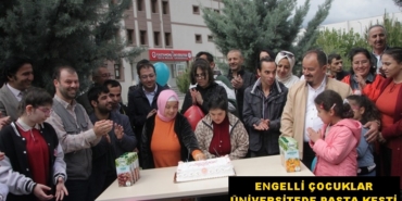 ENGELLİ ÇOCUKLAR ÜNİVERSİTEDE PASTA KESTİ