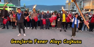 Gençlerin Fener Alayı Coşkusu