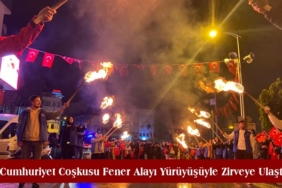 Cumhuriyet Coşkusu Fener Alayı Yürüyüşüyle Zirveye Ulaştı