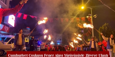 Cumhuriyet Coşkusu Fener Alayı Yürüyüşüyle Zirveye Ulaştı