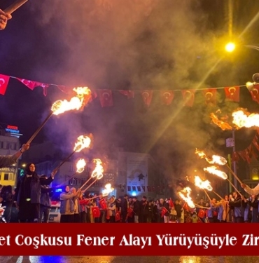 Cumhuriyet Coşkusu Fener Alayı Yürüyüşüyle Zirveye Ulaştı