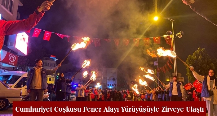 Cumhuriyet Coşkusu Fener Alayı Yürüyüşüyle Zirveye Ulaştı