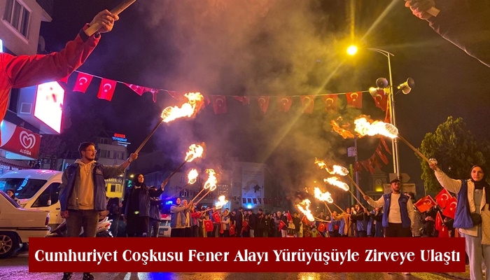 Cumhuriyet Coşkusu Fener Alayı Yürüyüşüyle Zirveye Ulaştı
