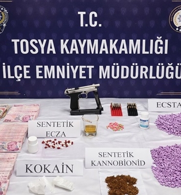 Polisten Tosya’da Uyuşturucu Operasyonu