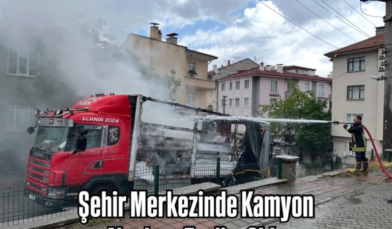 Şehir Merkezinde Kamyon Alevlere Teslim Oldu