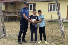 Tosya'da Komiserden Çocuklara Gönül Isıtan Jest: Bürnük Köyü'nde Futbol Neşesi