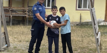 Tosya'da Komiserden Çocuklara Gönül Isıtan Jest: Bürnük Köyü'nde Futbol Neşesi