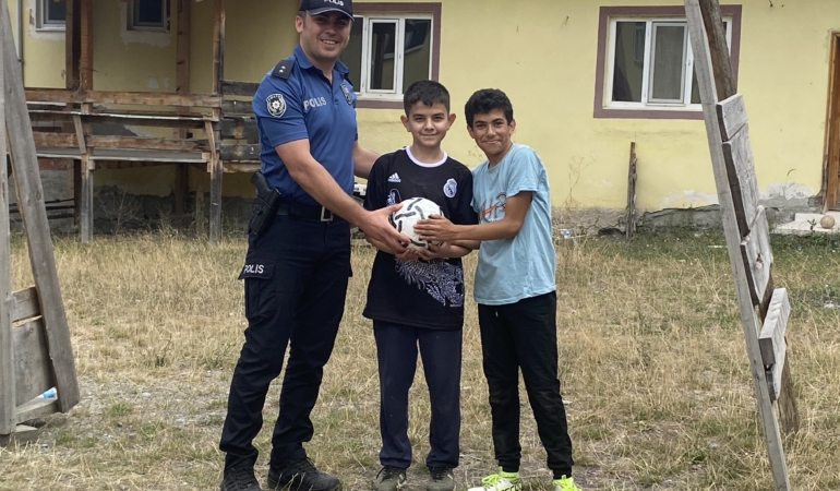 Tosya'da Komiserden Çocuklara Gönül Isıtan Jest: Bürnük Köyü'nde Futbol Neşesi