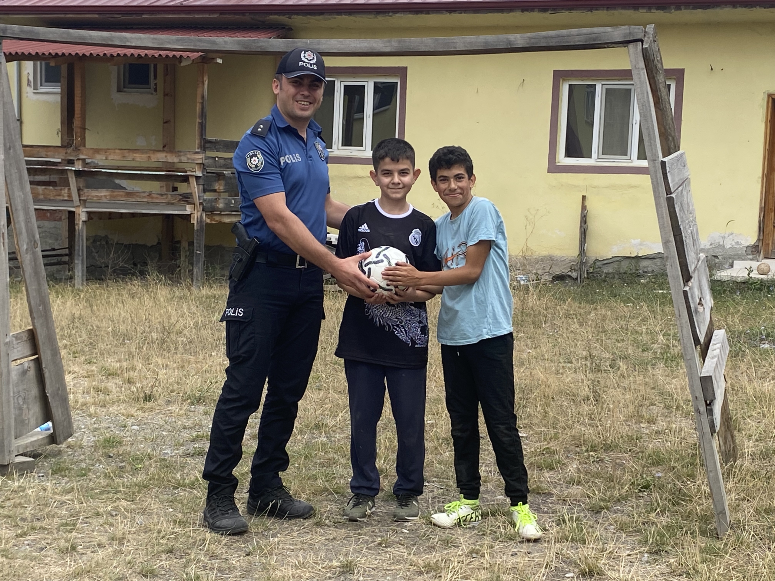 Tosya'da Komiserden Çocuklara Gönül Isıtan Jest: Bürnük Köyü'nde Futbol Neşesi